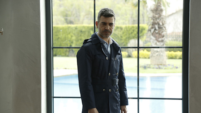 Caner Cindoruk (Sarp Çesmeli) in una scena di La forza di una donna