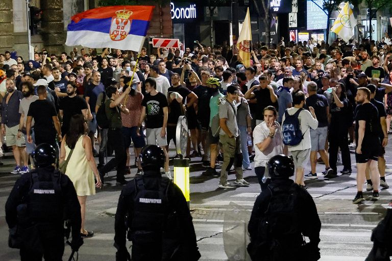  manifestanti antigovernativi a Belgrado, Serbia il 13 agosto 2025