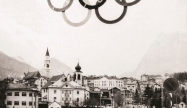 Cortina d'Ampezzo, gennaio 1956. In basso a destra la nuova via Olimpia costruita per i Giochi. Foto Cristallo