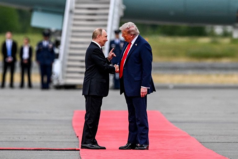 Vladimir Putin e Donald Trump subito dopo l'atterraggio nella base di Anchorage