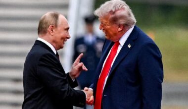 Trapelano i piani nati dal vertice in Alaska: Trump spingerà Zelensky a cedere territori per la pace