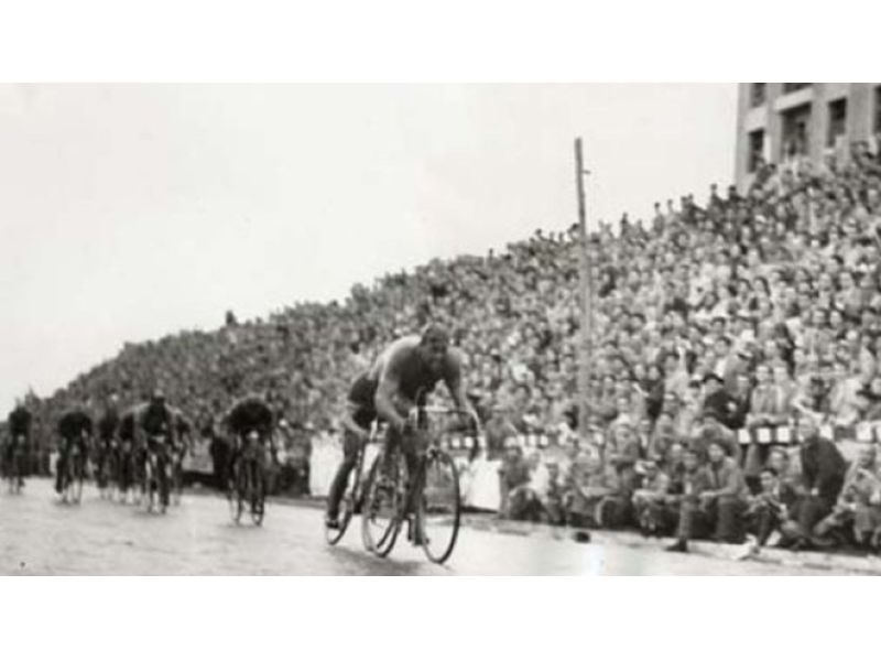 VUELTA 2025. IL GRANDE GIRO NUMERO 300 DELLA STORIA PARTE DALLA TERRA DI CONTERNO, PRIMO VINCITORE ITALIANO