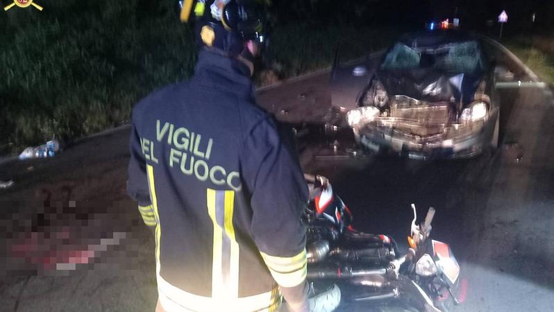 Travolti e uccisi due ragazzi di 16 anni in moto. L'automobilista avrebbe invaso la corsia opposta