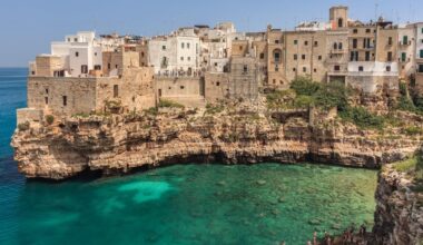 A Polignano a Mare un turista di 23 anni è morto per aver sbattuto la testa in un tuffo da una scogliera