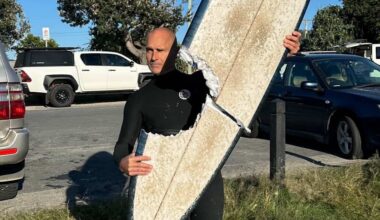 Il notevole morso di squalo che ha distrutto la tavola di un surfista australiano, rimasto illeso