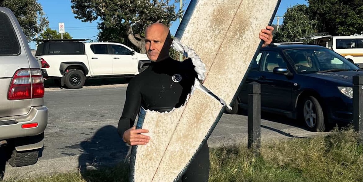 Il notevole morso di squalo che ha distrutto la tavola di un surfista australiano, rimasto illeso