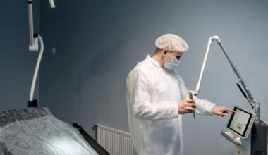 Dottore che gestisce il monitor prima di un'operazione chirurgica in sala operatoria