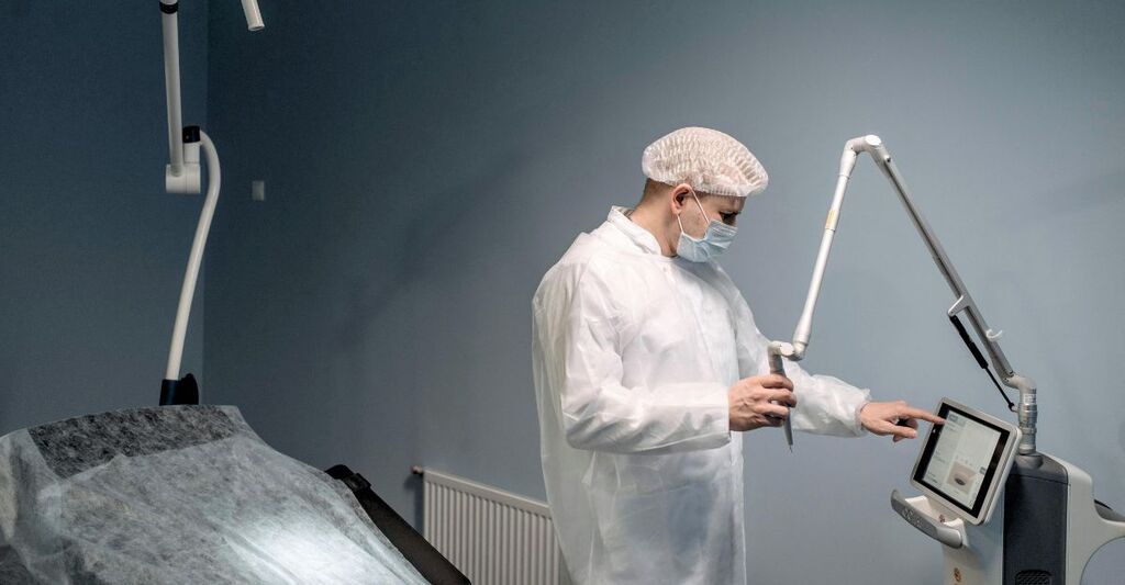 Dottore che gestisce il monitor prima di un'operazione chirurgica in sala operatoria