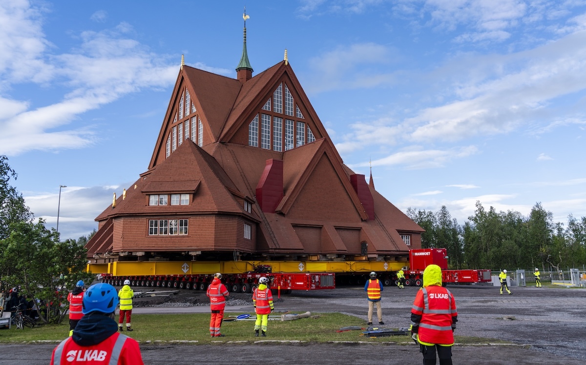 I lavori per spostare una chiesa intera, in Svezia