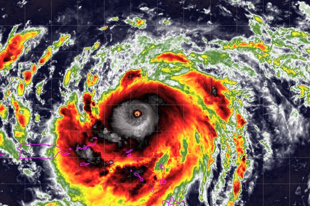 l'Uragano Erin è sempre più potente con venti a oltre 200 km/h e onde alte 8 metri