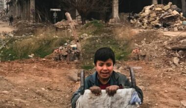 L’alba nuova nel cielo oscuro della Siria. Storie di rinascita in una terra devastata raccontate.