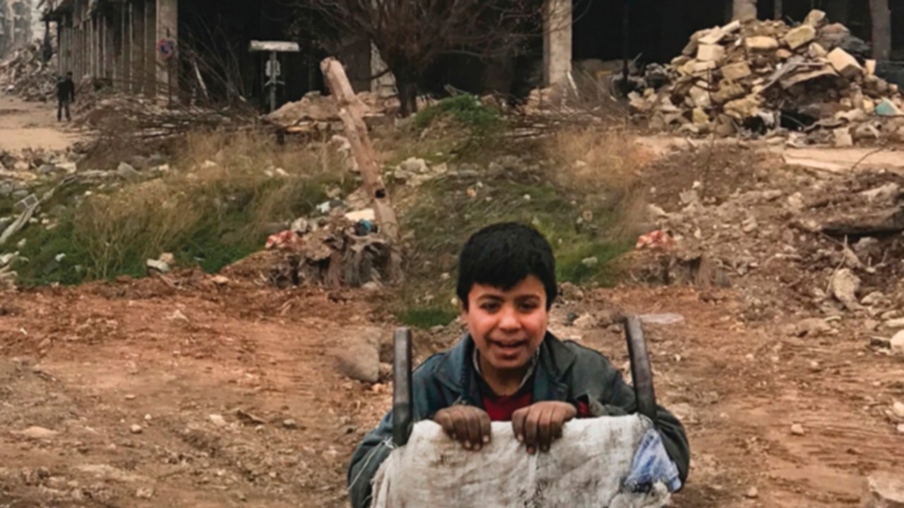 L’alba nuova nel cielo oscuro della Siria. Storie di rinascita in una terra devastata raccontate.