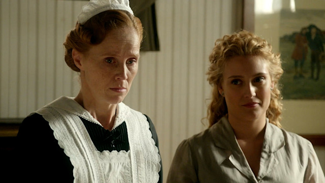 María Castro (Pía Adarre) e Ana Garcés (Jana) in una scena de La promessa