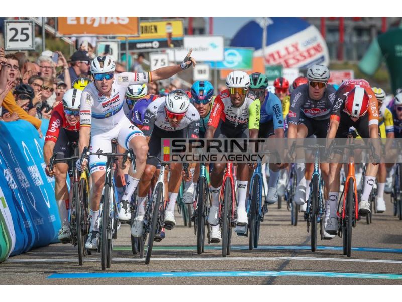 RENEWI TOUR. BATTAGLIA A 50 KM/H DI MEDIA, MA ALLA FINE VINCE SEMPRE MERLIER. 8° BALLERINI