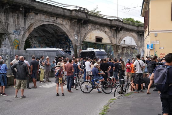 Milano, sgomberato storico centro sociale Leoncavallo