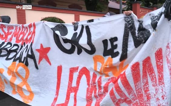 Leoncavallo, da Fedez a Emis Killa: gli artisti solidali dopo lo sgombero