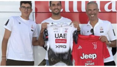 #LAVUELTA25. PERIN SCAMBIO DI MAGLIE CON I SUOI BENIAMINI DELLA UAE TEAM EMIRATES