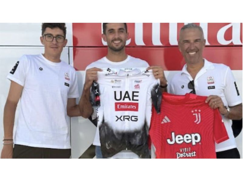 #LAVUELTA25. PERIN SCAMBIO DI MAGLIE CON I SUOI BENIAMINI DELLA UAE TEAM EMIRATES