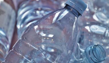 Dopo il tappo non rimovibile, le bottiglie di plastica cambiano ancora: ecco come