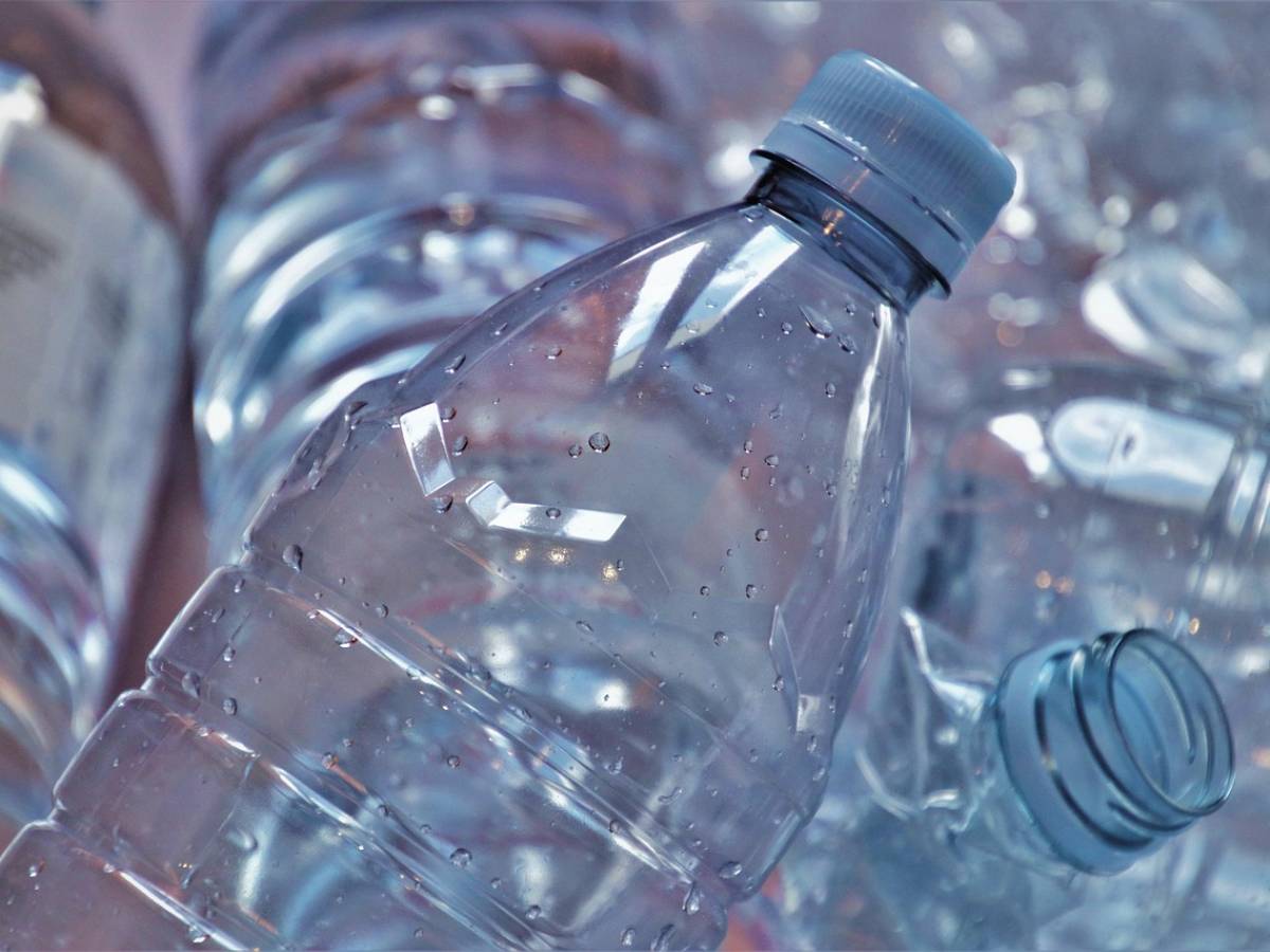 Dopo il tappo non rimovibile, le bottiglie di plastica cambiano ancora: ecco come