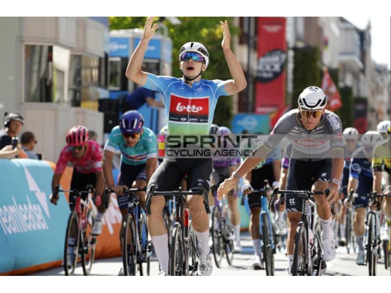 RENEWI TOUR. DE LIE CONQUISTA L'ULTIMA TAPPA E IL GIRO BATTENDO VAN DER POEL: 6° MILESI, 7° ALBANESE