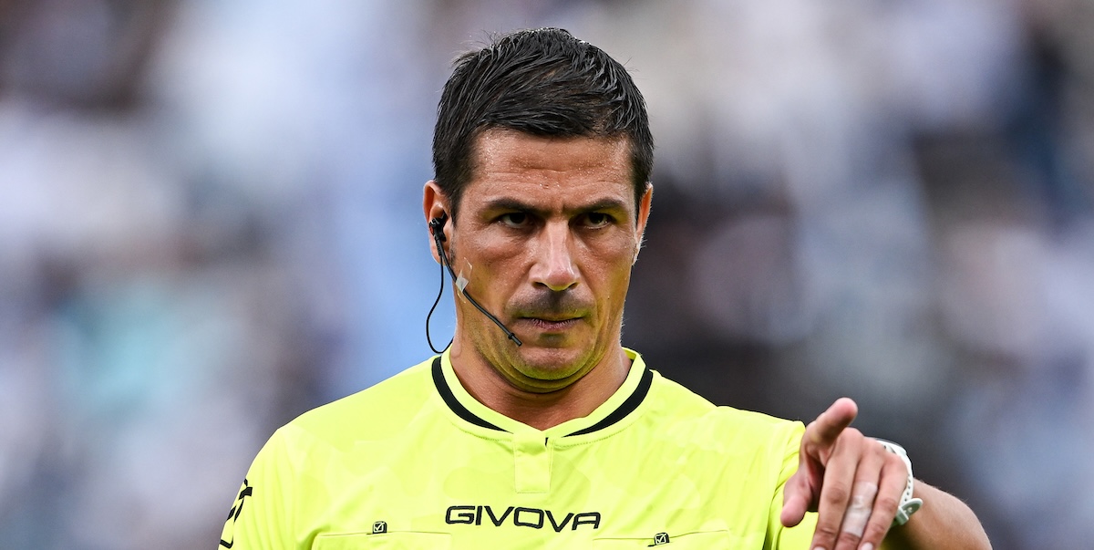 Per la prima volta in Serie A, un arbitro ha spiegato allo stadio una decisione presa con il VAR