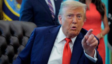 Trump: "Niente più soldi a Kiev, Zelensky è un venditore. L'incontro con Putin? Dipende da loro"