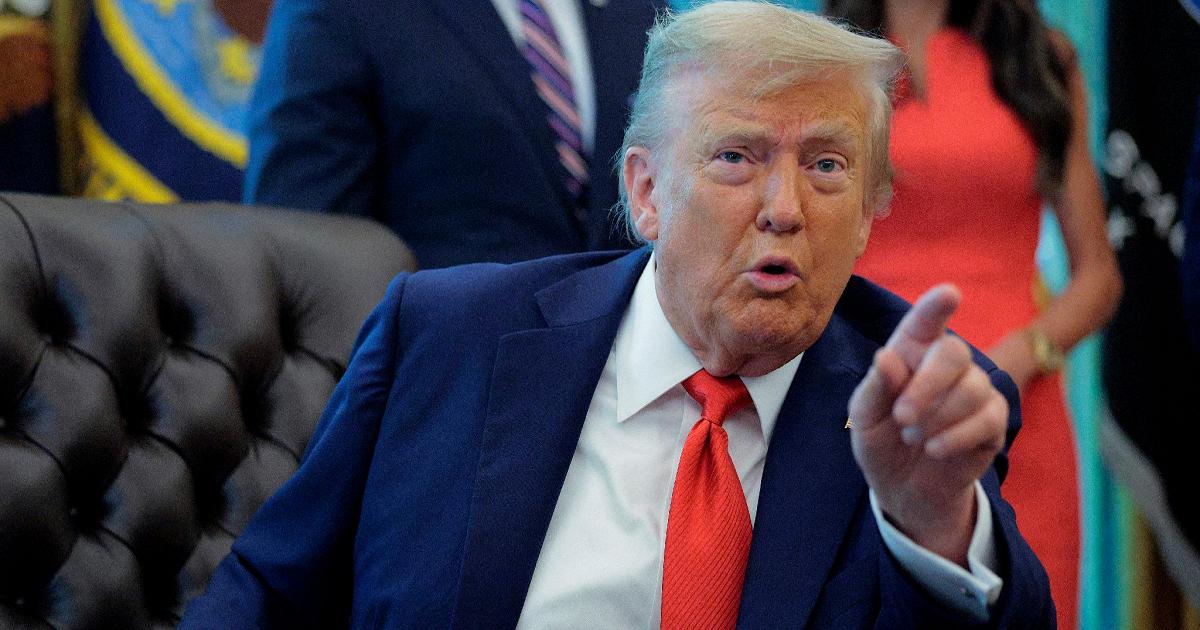 Trump: "Niente più soldi a Kiev, Zelensky è un venditore. L'incontro con Putin? Dipende da loro"