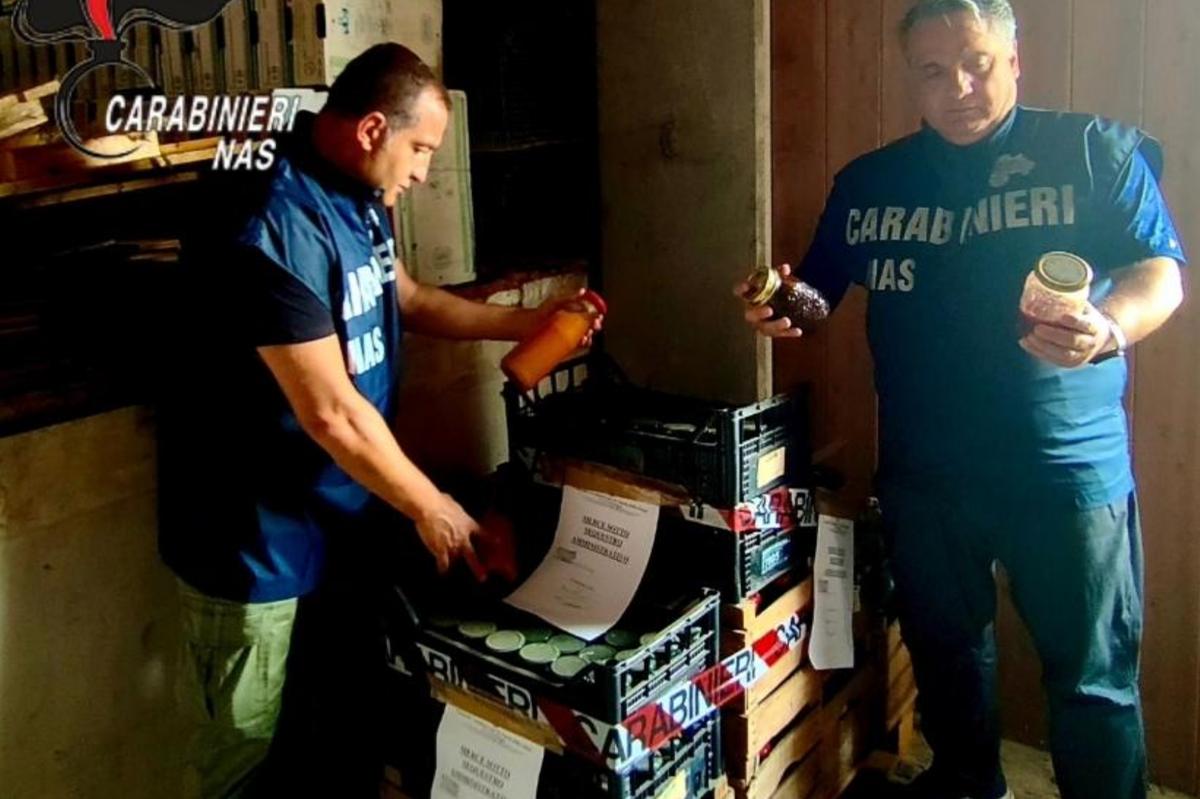 Rischio botulino, sequestrati 674 chili di conserve e succhi di frutta: “Produzioni anche del 2010"