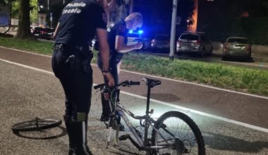 Dramma a Milano, ragazzo di 17 anni cade in bici sulla ciclabile in viale Omero: è gravissimo
