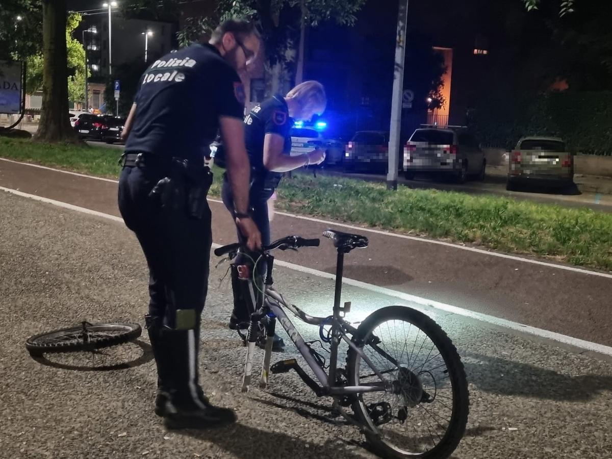 Dramma a Milano, ragazzo di 17 anni cade in bici sulla ciclabile in viale Omero: è gravissimo