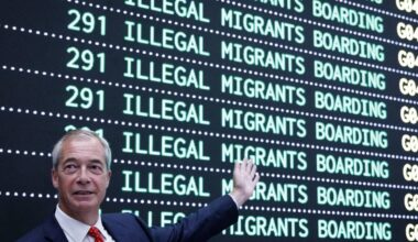 "Espelleremo 600mila migranti": ecco il piano di Farage per il Regno Unito