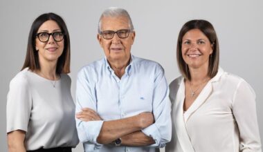 Compie 80 anni e regala 1.500 euro ai dipendenti
