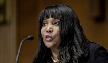 La consigliera della banca centrale degli Stati Uniti che Trump vuole licenziare gli ha fatto causa