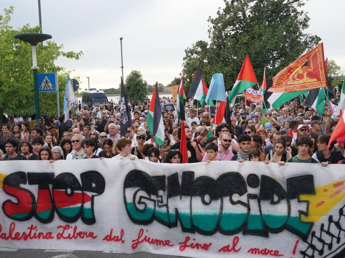 “È il minimo da chiedere…”. La protesta degli artisti pro Pal a Venezia