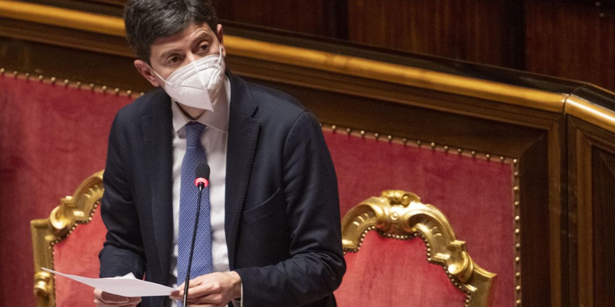 Ecco le prove: c’era il ministro dietro i vaccini ai diciottenni - La Verità