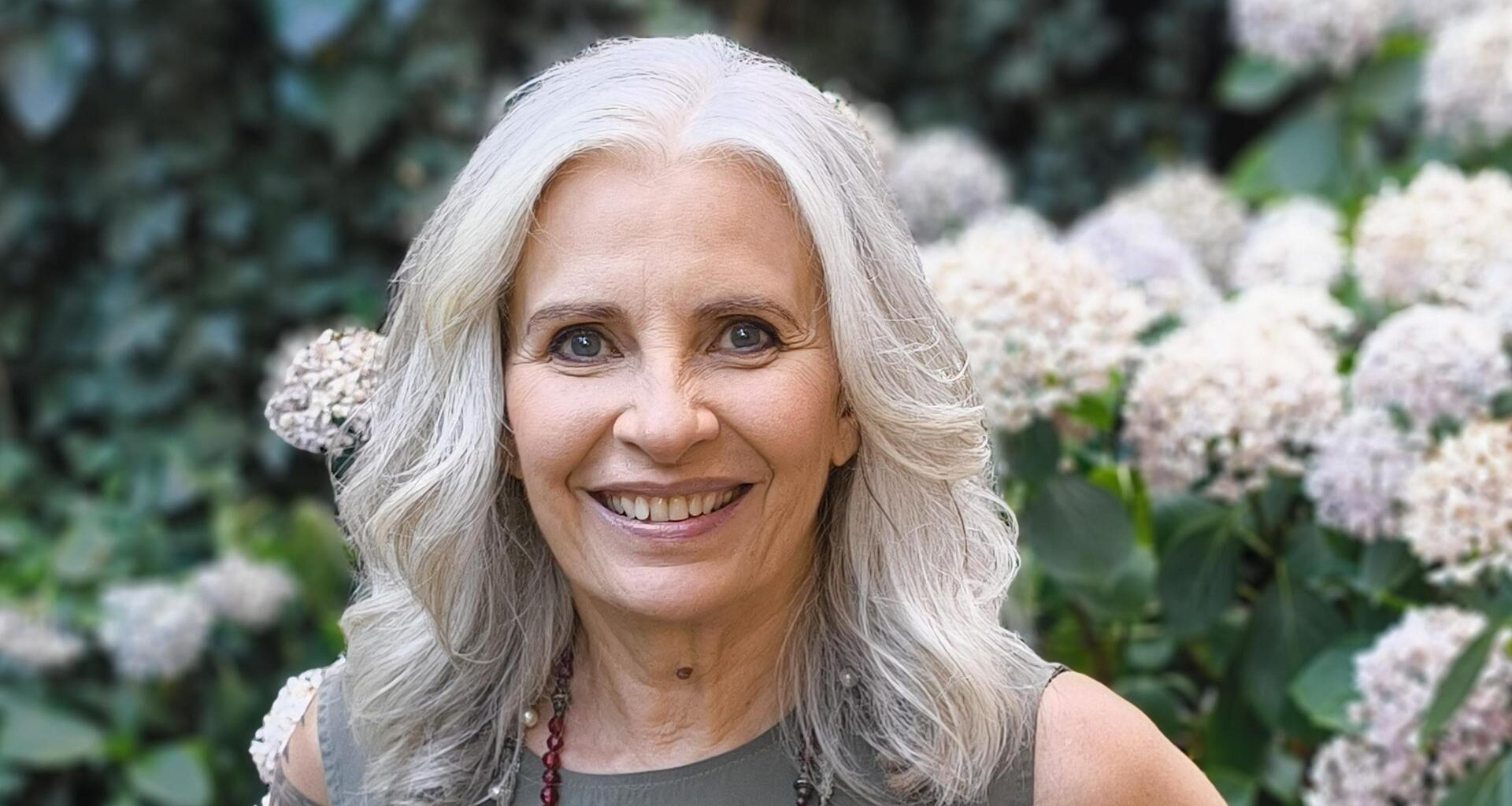 Ostinazione e sentimento: Anna Pavignano firma Come sale sulla pelle, storia tra colline e oceani