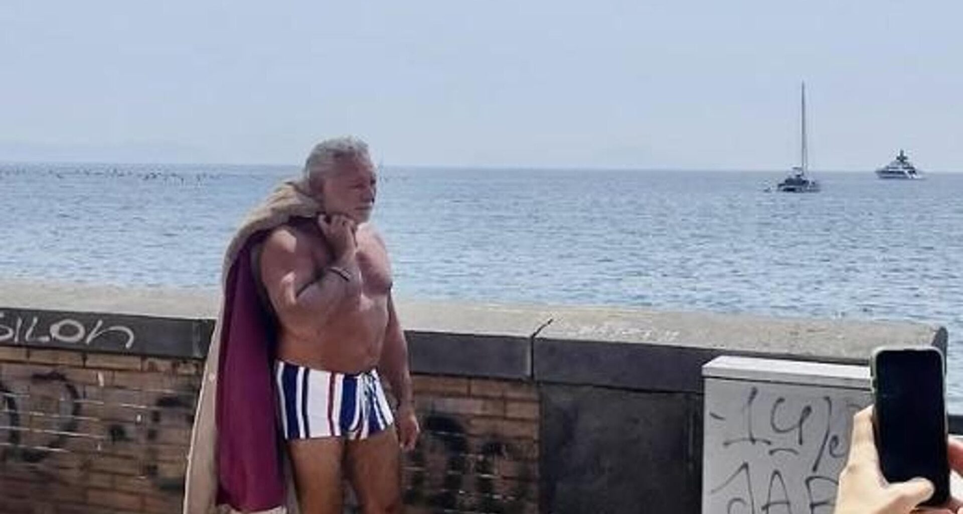 Francesco Paolantoni in pelliccia sul lungomare: “La mia promessa per lo scudetto al Napoli”