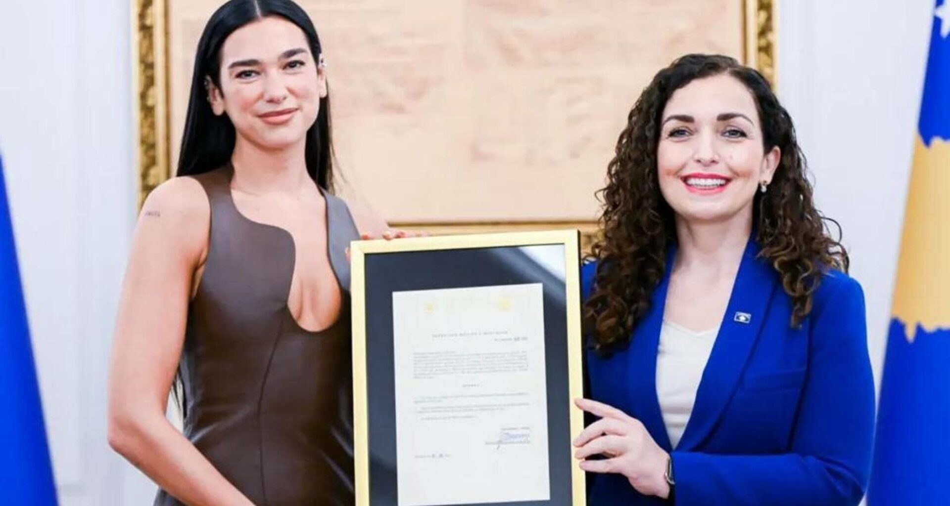 Dua Lipa è ufficialmente una cittadina kosovara: “Sento che le mie due metà ora sono una sola”