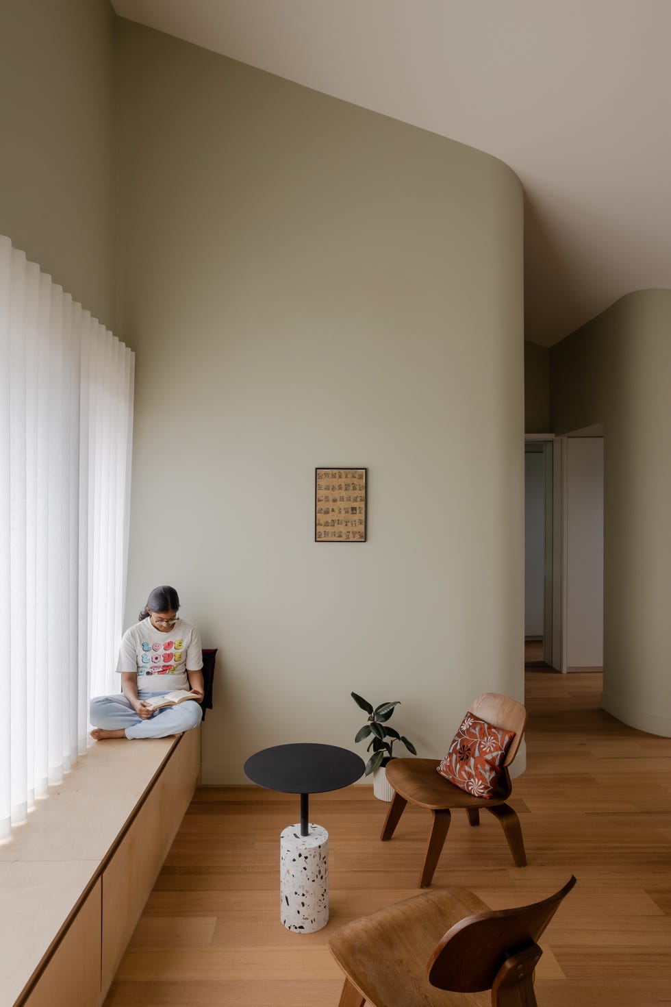 casa sostenible de arquitectos viven tres generaciones que se organizan en torno a un patio, tres arboles y una piscina