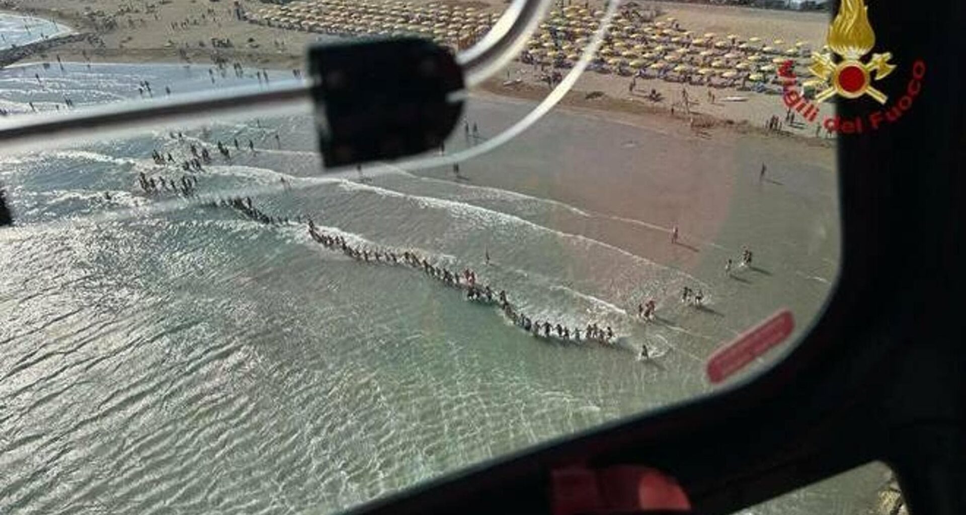 Bambino di 6 anni scompare mentre fa il bagno in mare. Ricerche in corso a Cavallino