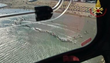 Bambino di 6 anni scompare mentre fa il bagno in mare. Ricerche in corso a Cavallino