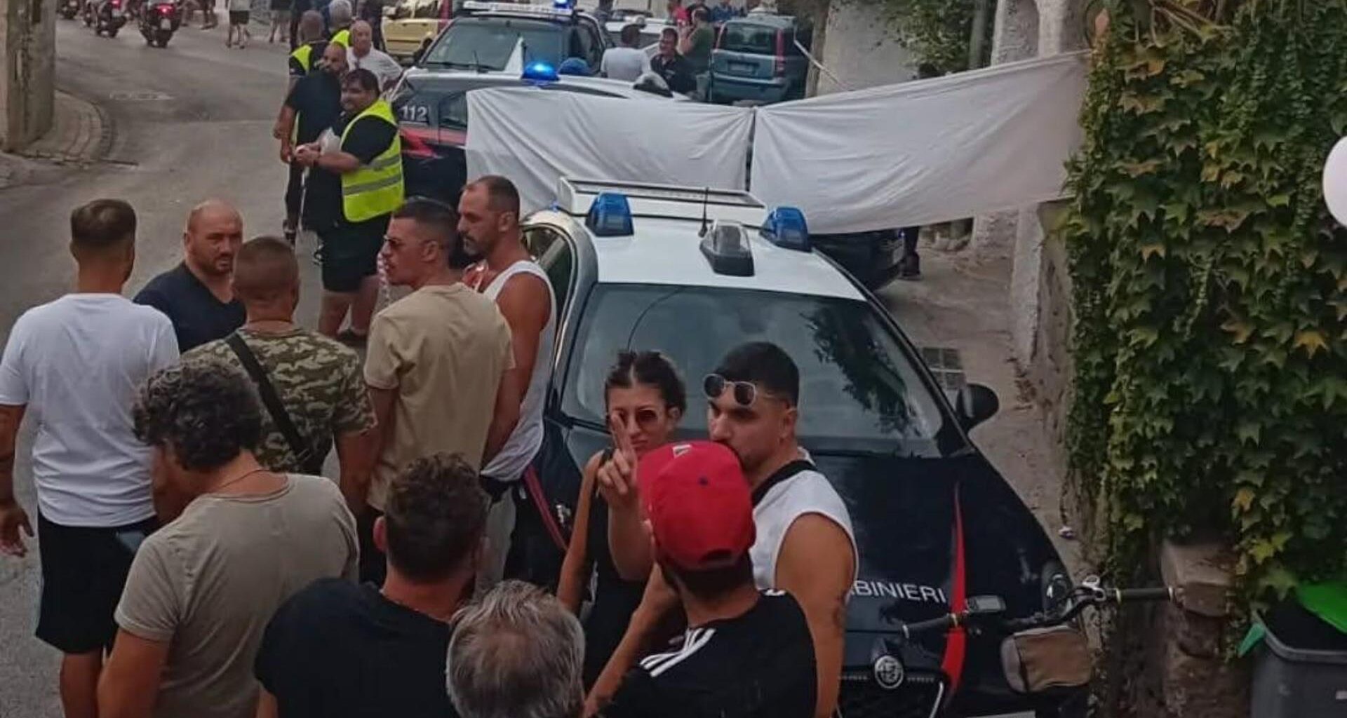 Agguato in strada a Ischia: spara e uccide la madre e il compagno dell’ex moglie, poi si suicida - La Stampa