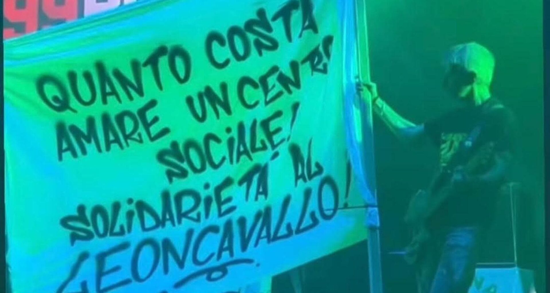 Da Fedez a Emis Killa, lo sfogo degli artisti contro lo sgombero del Leoncavallo: “Un luogo iconico” - la Repubblica