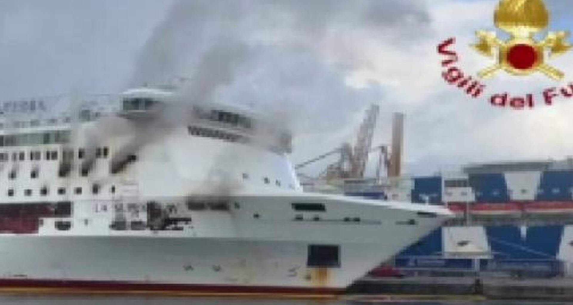 Traghetto in fiamme, nave alla deriva nel Golfo di Napoli