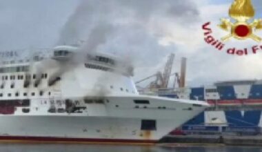 Traghetto in fiamme, nave alla deriva nel Golfo di Napoli