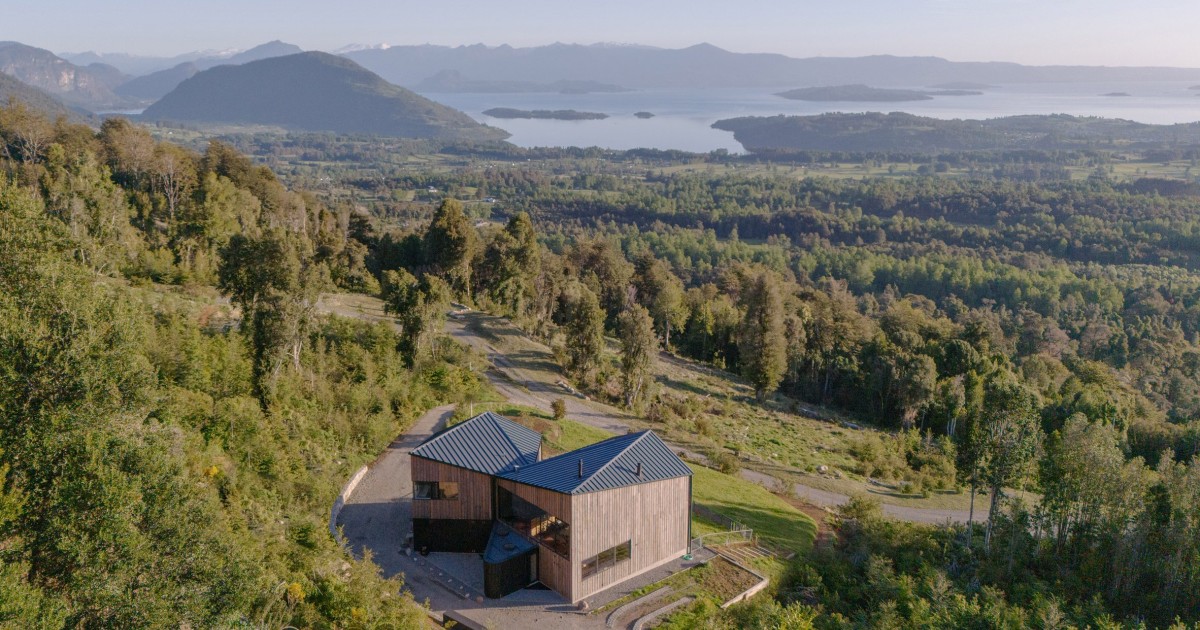 la casa che cattura la luce e il paesaggio del lago Ranco — idealista/news
