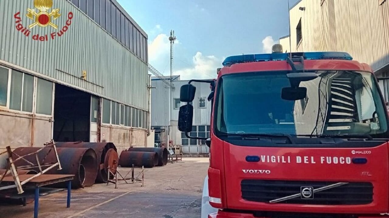 Investito da un cilindro metallico di 8 quintali sul posto di lavoro, 54enne viene trasportato in ospedale