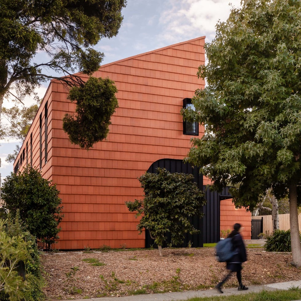 casa sostenible de arquitectos viven tres generaciones que se organizan en torno a un patio, tres arboles y una piscina
