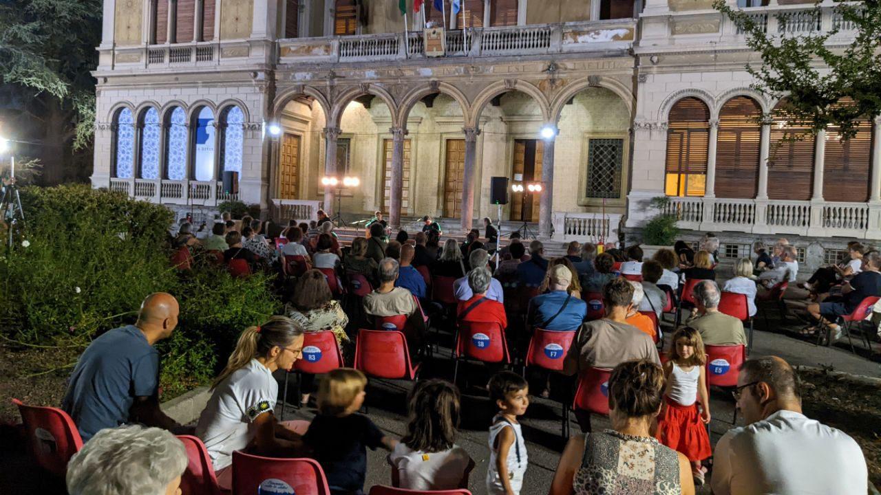 Ferragosto a Saronno, risate in villa con “Le Scemette” di Zelig